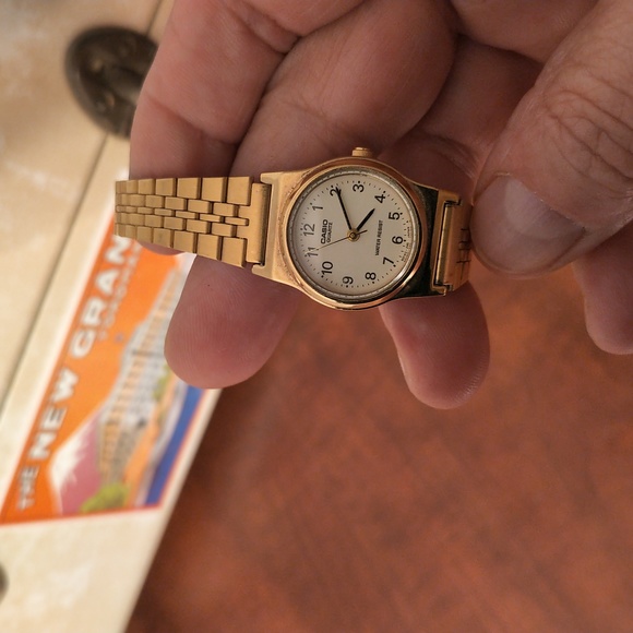 Casio Quartz watch in euc - Picture 4 of 5